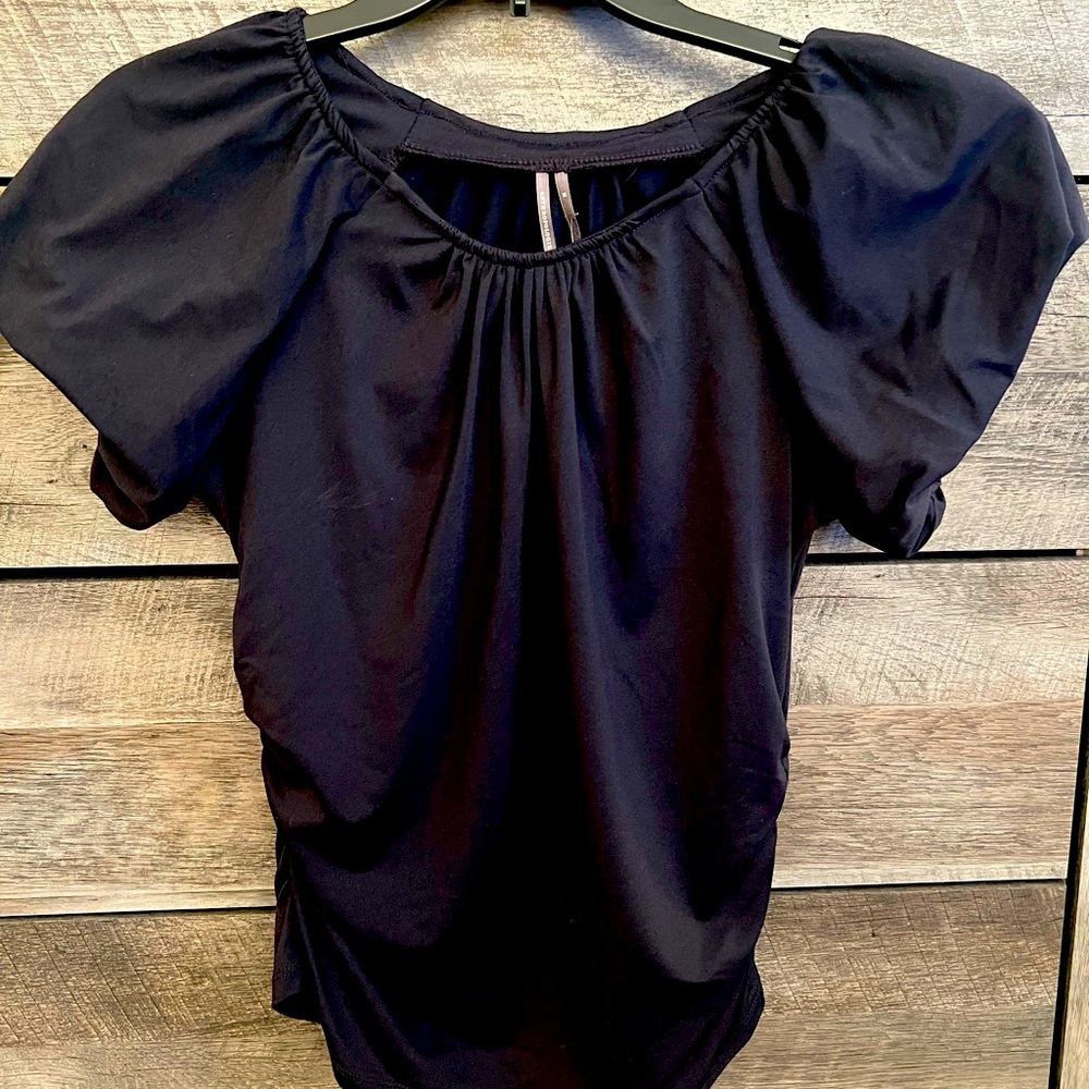 ANTHROPOLOGIE BLACK FLUTTER SLEEVE WITH RUCHED SIDES BLACK SHORT SLEEVE